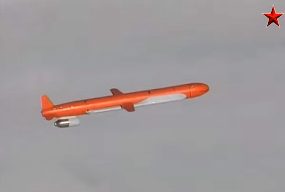 Không chỉ riêng Quân đội Nga, mà các quân đội trên khắp thế giới đều cố gắng sử dụng các hệ thống vũ khí đã loại biên để sử dụng hiệu quả. Và có khả năng, Nga đang sử dụng tên lửa Kh-55 SM, đã rút khỏi vai trò chiến lược và được trang bị đầu đạn trơ, làm mồi nhử để nhử các hệ thống phòng không của Ukraine “bật đèn” để giao chiến với tên lửa, làm lộ vị trí của chúng và để Su-35S tấn công bằng tên lửa bức xạ Kh-31PD.