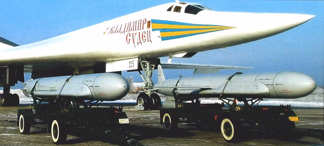 Có bằng chứng cho thấy rằng, sau khi đưa vào biên chế tên lửa hành trình chiến lược tầm xa tàng hình mang đầu đạn hạt nhân Kh-102, Nga đã bắt đầu trang bị tên lửa Kh-55 SM với đầu đạn trơ từ năm 2015. Không quân Nga năm 2015 tuyên bố, 4 tiêm kích đánh chặn MiG-31 Foxhound, đã phóng thành công tên lửa hành trình Kh-55 trong cuộc thử nghiệm với sự hỗ trợ của máy bay cảnh báo sớm A-50.