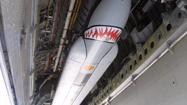 Tên lửa Kh-555 được hình thành như một phiên bản nâng cấp của Kh-55 SM, chứ không phải là sự thay thế như trường hợp của tên lửa Kh-101. Kh-555 có kích thước tương tự Kh-55 SM với động cơ phản lực và hệ thống dẫn đường mới.