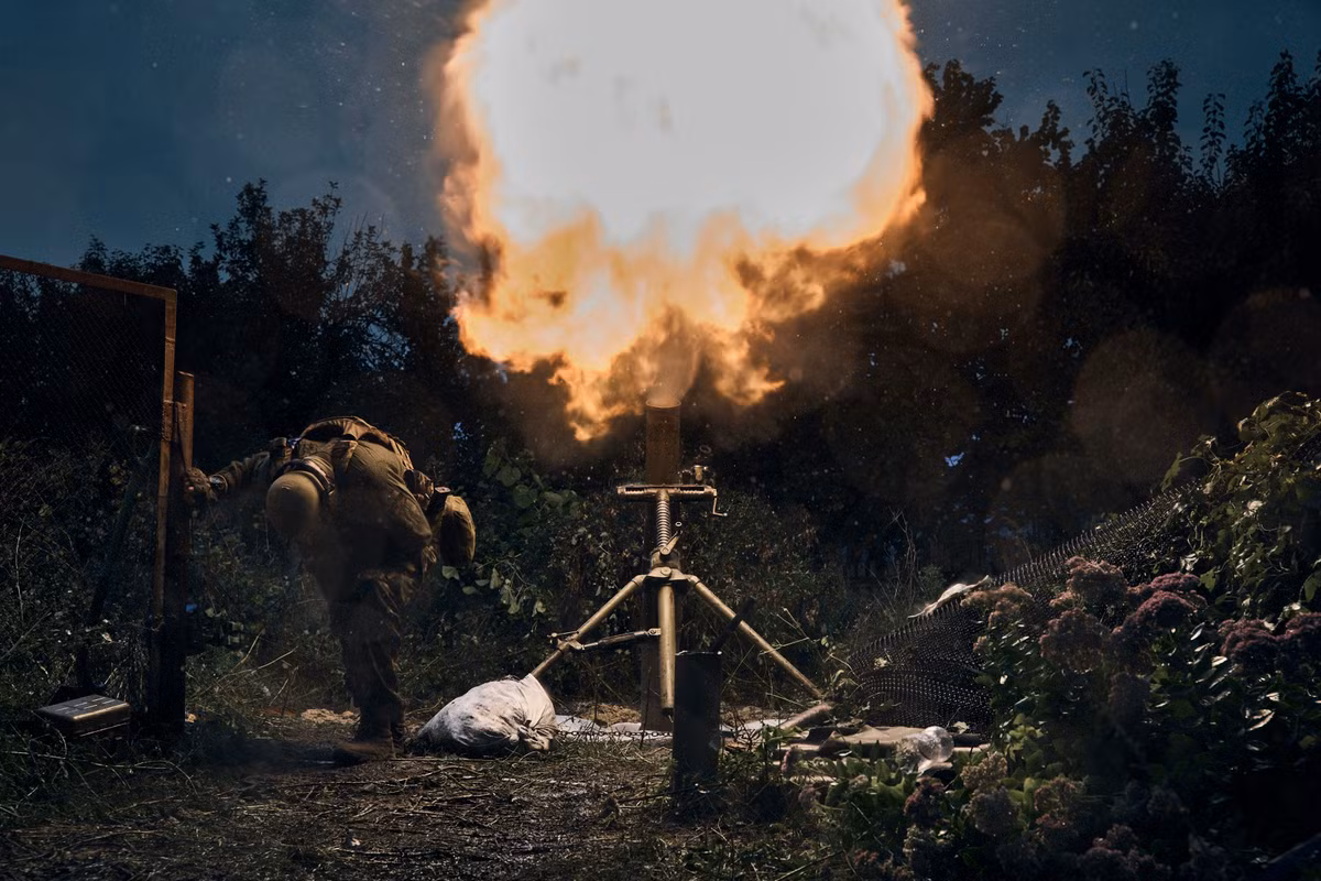 “Chaly” cho biết, với hỏa lực cỡ nòng 120mm bắn ồ ạt xuống các đường hào và công sự, các binh sĩ Ukraine khó có thể tìm được đường rút. "Chúng tôi đã nắm rõ cách họ triển khai đội hình chiến đấu và sẵn sàng phần tử bắn vào các khu vực đó"; Chaly giải thích.