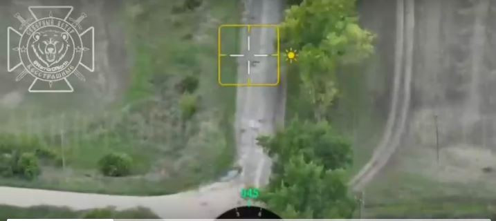 Kíp xe chiến đấu M2 Bradley nhận ra rằng, họ đang nằm trong tầm ngắm của UAV Nga, nên đã cố gắng cơ động về hướng làng Budki. Tuy nhiên, chiếc xe Bradley của quân Ukraine đã không có cơ hội để rời khỏi làng Iskriskovshchina, khi UAV tự sát của quân Nga luôn bám sát.