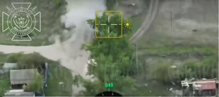 Mở đầu cuộc tấn công, một UAV tự sát lảng vảng Lancet đã thực hiện đòn tấn công vào chiếc Bradley, khi nó đến một khúc cua, làm chiếc xe lật nghiêng và bốc cháy. Đòn tấn công tiếp theo là đòn tấn công bằng UAV FPV vào trong khoang chiến đấu của chiếc Bradley; biến chiếc xe bọc thép triệu đô thành đống sắt vụn.