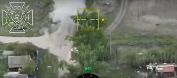 Mở đầu cuộc tấn công, một UAV tự sát lảng vảng Lancet đã thực hiện đòn tấn công vào chiếc Bradley, khi nó đến một khúc cua, làm chiếc xe lật nghiêng và bốc cháy. Đòn tấn công tiếp theo là đòn tấn công bằng UAV FPV vào trong khoang chiến đấu của chiếc Bradley; biến chiếc xe bọc thép triệu đô thành đống sắt vụn.