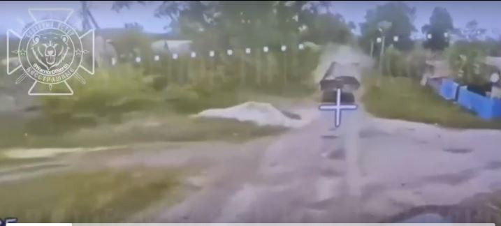 Chiếc xe chiến đấu bọc thép do Mỹ sản xuất này, cùng với quân Ukraine bên trong (không rõ số lượng), đang di chuyển gần làng biên giới Iskriskovshchyna ở vùng Sumy và hướng về biên giới tỉnh Kursk của Nga. Sau đó, chiếc M2 Bradley bắt đầu bị UAV FPV của Nga truy đuổi trong khu làng nói trên.