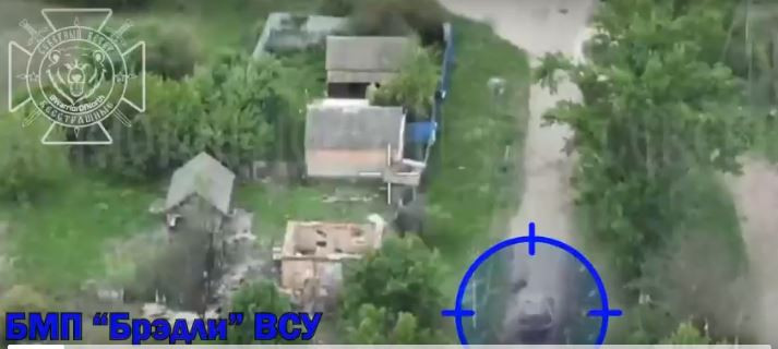 Đoạn video do Bộ Quốc phòng Nga cũng công bố, cho thấy rõ cảnh UAV trinh sát của RFAF phát hiện ra sự di chuyển của một xe chiến đấu bộ binh M2 Bradley của AFU. Là xe chiến đấu bộ binh tiên tiến được sản xuất tại Mỹ, M2 Bradley có hỏa lực và khả năng bảo vệ tương đối mạnh và luôn được coi là phương tiện chiến đấu hiện đại của AFU.
