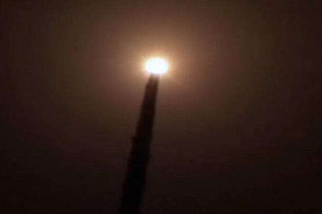 Trong khi đó vào ngày 26/11, tờ Washington Post trích dẫn các nguồn tin trong Nhà Trắng của Mỹ cho biết, Tổng thống Mỹ Joe Biden hiểu rằng, Nga có thể sử dụng vũ khí hạt nhân nếu cảm thấy bị đe dọa. Nhưng điều này không ngăn cản Washington tăng cường cung cấp vũ khí cho Ukraine và cho phép tấn công tầm xa vào lãnh thổ Nga. 