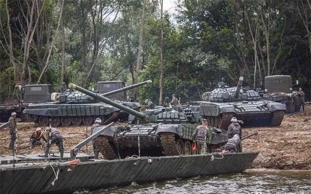 Nói cách khác, Quân đội Nga ở thành phố Kherson gần như bị cô lập với thế giới bên ngoài; và dù là tiếp tế, tăng viện hay sơ tán thì quân Nga cũng chỉ có thể thực hiện qua chiếc cầu phao quân sự, mà họ mới bắc trên sông.