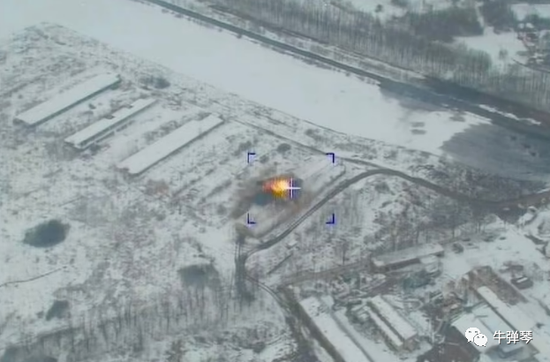 Đoạn video do quân đội Nga công bố cho thấy, mặt đất vẫn phủ đầy băng tuyết, tên lửa Dagger từ trên phóng xuống trúng một tòa nhà, các mảnh vỡ văng lên trời, khói bốc nghi ngút ngay lập tức.