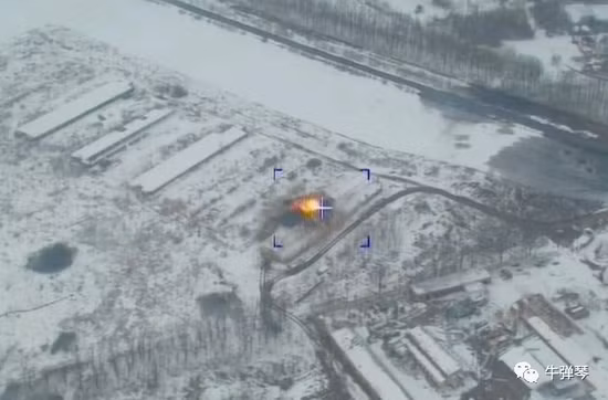 Đoạn video do quân đội Nga công bố cho thấy, mặt đất vẫn phủ đầy băng tuyết, tên lửa Dagger từ trên phóng xuống trúng một tòa nhà, các mảnh vỡ văng lên trời, khói bốc nghi ngút ngay lập tức.