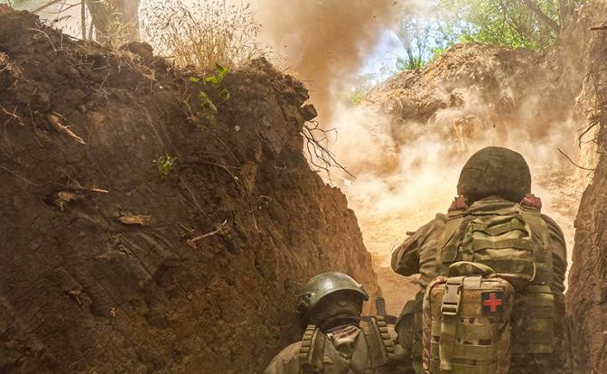 Hiện Sư đoàn dù 98 Ivanovo của Nga đang mở rộng vùng kiểm soát ở khu vực này, Lữ đoàn 200 và Quân đoàn tình nguyện đang củng cố các vị trí xung quanh Kalinovka. Từ hướng nam, lực lượng đổ bộ và các trung đoàn của Quân khu phía Nam Quân đội Nga đang tiến về Chasov Yar từ đầu cầu Ivanovsky, tấn công vào các vị trí của quân Ukraine dọc theo kênh đào.