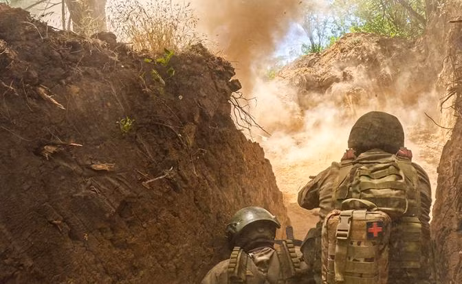 Hiện Sư đoàn dù 98 Ivanovo của Nga đang mở rộng vùng kiểm soát ở khu vực này, Lữ đoàn 200 và Quân đoàn tình nguyện đang củng cố các vị trí xung quanh Kalinovka. Từ hướng nam, lực lượng đổ bộ và các trung đoàn của Quân khu phía Nam Quân đội Nga đang tiến về Chasov Yar từ đầu cầu Ivanovsky, tấn công vào các vị trí của quân Ukraine dọc theo kênh đào.