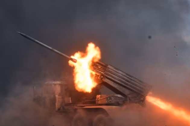 Các cuộc không kích liên tục bằng bom lượn có điều khiển của Lực lượng Không quân chiến thuật, tấn công bằng UAV FPV và pháo kích đang gây áp lực nghiêm trọng lên quân Ukraine phòng ngự tại Chasov Yar. Các đơn vị của Quân đội Ukraine đang kêu ca về hỏa lực bắn phá liên tục của Quân đội Nga tại Chasov Yar.