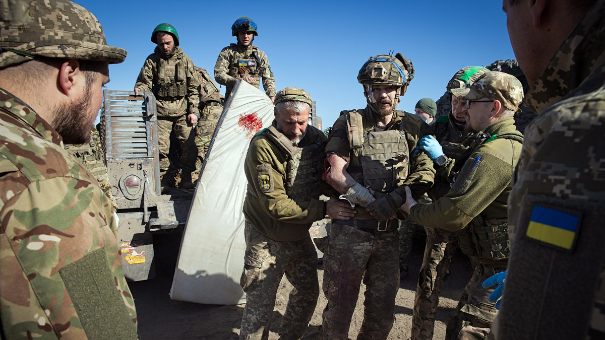 Đồng thời, các nguồn tin Ukraine ghi nhận một xu hướng cực kỳ tiêu cực đối với lực lượng vũ trang của họ, đó là buộc phải rút lui khỏi vị trí của mình để giữ được quân số, hoặc cố gắng giữ vững các tuyến phòng thủ, nhưng phải chấp nhận tổn thất về quân số và vũ khí trang bị.