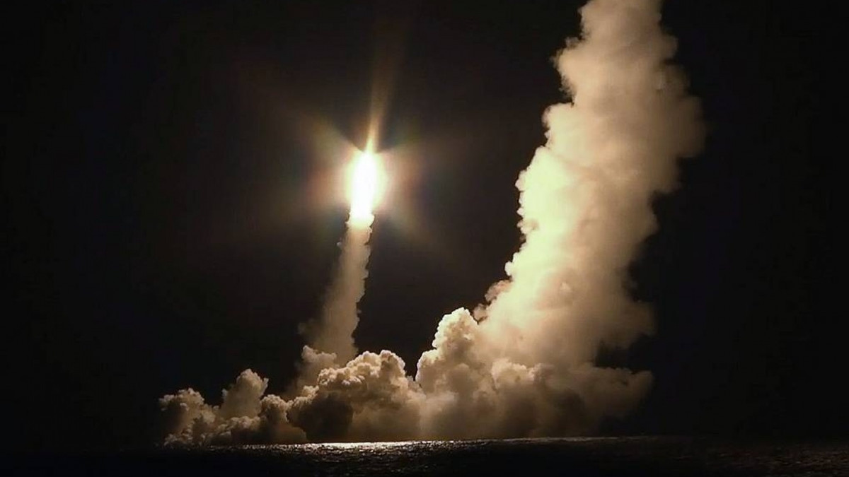 Cần có đủ số lượng tên lửa để có thể tấn công ít nhất hai cơ sở quân sự quan trọng của đối phương; đồng thời, cần có đủ số lượng đạn pháo để có thể chiến đấu dài ngày. Trong các cuộc xung đột hiện đại ngày nay, các vệ tinh và UAV lấp đầy bầu trời. Nhiều đơn vị bị tấn công mà không hề biết địch ở đâu. 