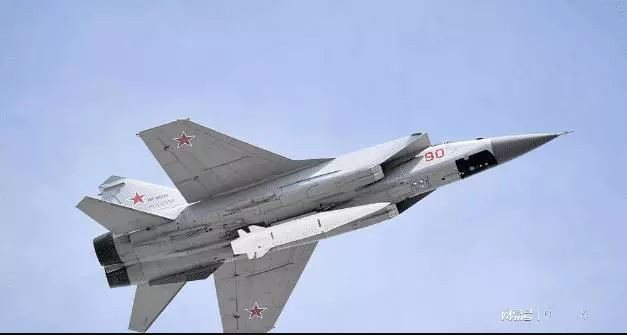 Đặc tính của tên lửa siêu thanh Kinzhal là có tốc độ nhanh gấp 10 lần so với tên lửa thông thường, khiến hệ thống chống tên lửa có ít thời gian để phản ứng. Thứ hai, tên lửa Kinzhal được phóng từ trên không, gây khó khăn cho việc triển khai radar cảnh báo sớm để phòng thủ. Cuối cùng, tên lửa Kinzhal có đường đạn tương đối thấp, khó đánh chặn. 