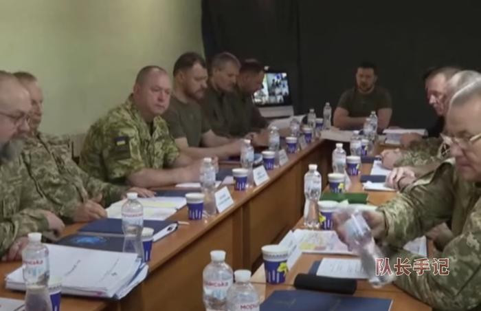 Theo hãng tin Sputnik của Nga, chuẩn bị cho đợt hai của cuộc “đại phản công”, Tổng thống Ukraine Zelensky đích thân đến sở chỉ huy tiền phương của Quân đội Ukraine ở Dnipro, cùng đi còn có Tổng tư lệnh Lực lượng Vũ trang Ukraine Zaluzhny, Tham mưu trưởng Lục quân Silsky, Giám đốc Tình báo Budanov, Tư lệnh Không quân Oleshuk, Tư lệnh Hậu cần Hulyak, Thứ trưởng Quốc phòng Zamlinski và nhiều quan chức cấp cao khác. 