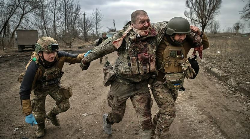 Khomenko cũng cho biết, không chỉ chênh lệch về quân số, chênh lệnh về hỏa lực của Nga vời Ukraine còn hơn gấp nhiều lần. Trong khi tinh thần chiến đấu của Quân đội Ukraine hiện nay rất thấp, "hơn 90% là lính nghĩa vụ, thiếu kinh nghiệm và không muốn tham gia chiến đấu". 