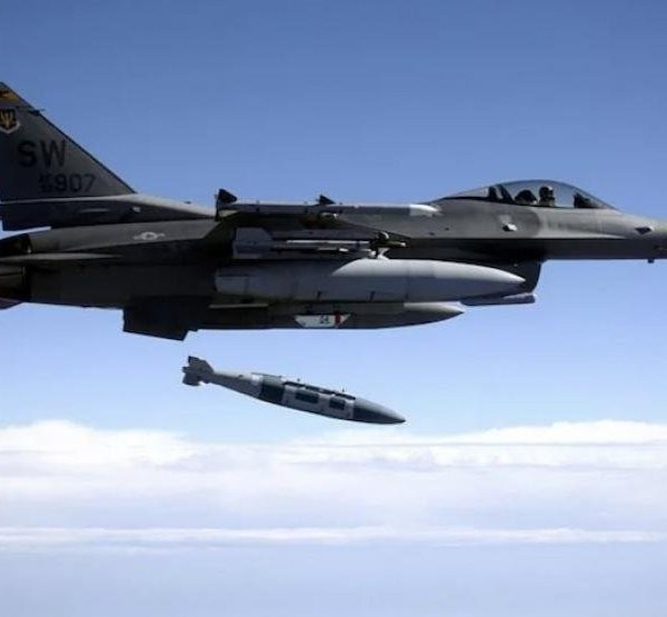 Khi biết được việc Mỹ cung cấp bom JDAM-ER cho Ukraine, các chuyên gia quân sự phương Tây cho rằng, những quả bom này sẽ đặt ra “những thách thức chưa từng có” đối với các lực lượng phòng không Nga, vì các mục tiêu này có tín hiệu phản xạ radar nhỏ nên rất khó để phát hiện và bắn hạ.