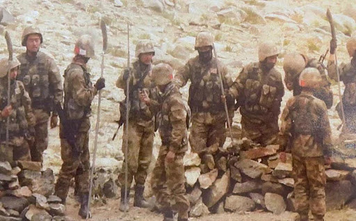 Cây viết bình luận quân sự Manan Bhatt của EurAsian Times đưa ra một nhận định khác “Sự cố tại Tawang (Arunachal Pradesh) ở khu vực phía đông của đường ranh giới LAC, nơi một nhóm tuần tra khá lớn gồm khoảng 200 các binh sĩ PLA, đã bị Quân đội Ấn Độ bắt và giam giữ tại Ấn Độ trong nhiều giờ; và chỉ được thả sau các cuộc đàm phán”.