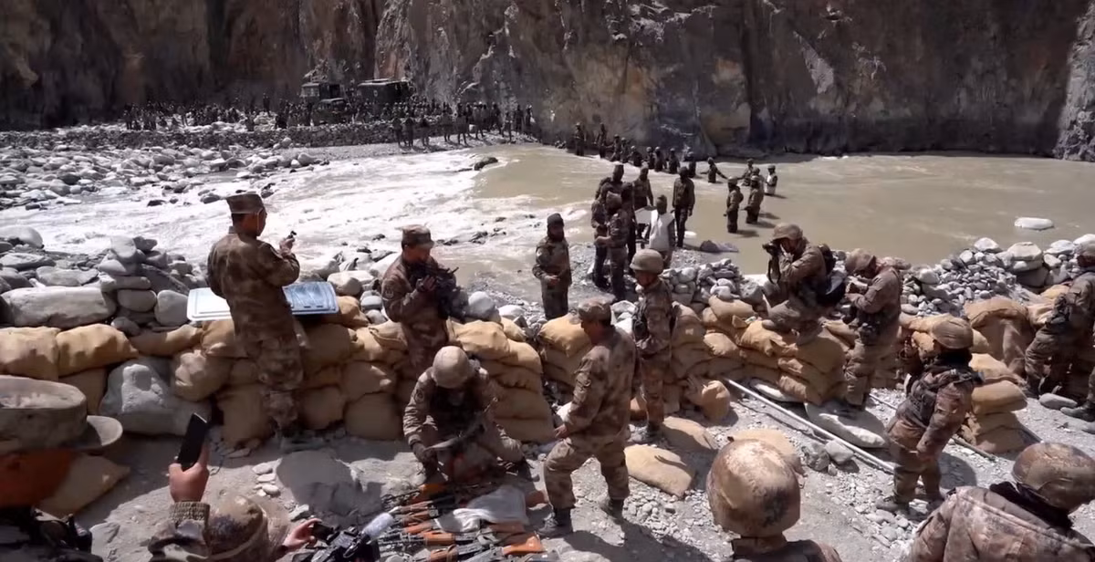 Phản ứng từ phía Ấn Độ cũng tương tự. Bất chấp việc rút quân theo lịch trình khỏi hồ Pangong Tso ở phía đông Ladakh, cả hai bên vẫn tiếp tục duy trì khoảng 50.000 đến 60.000 binh lính và nhiều vũ khí hiện đại gần biên giới.