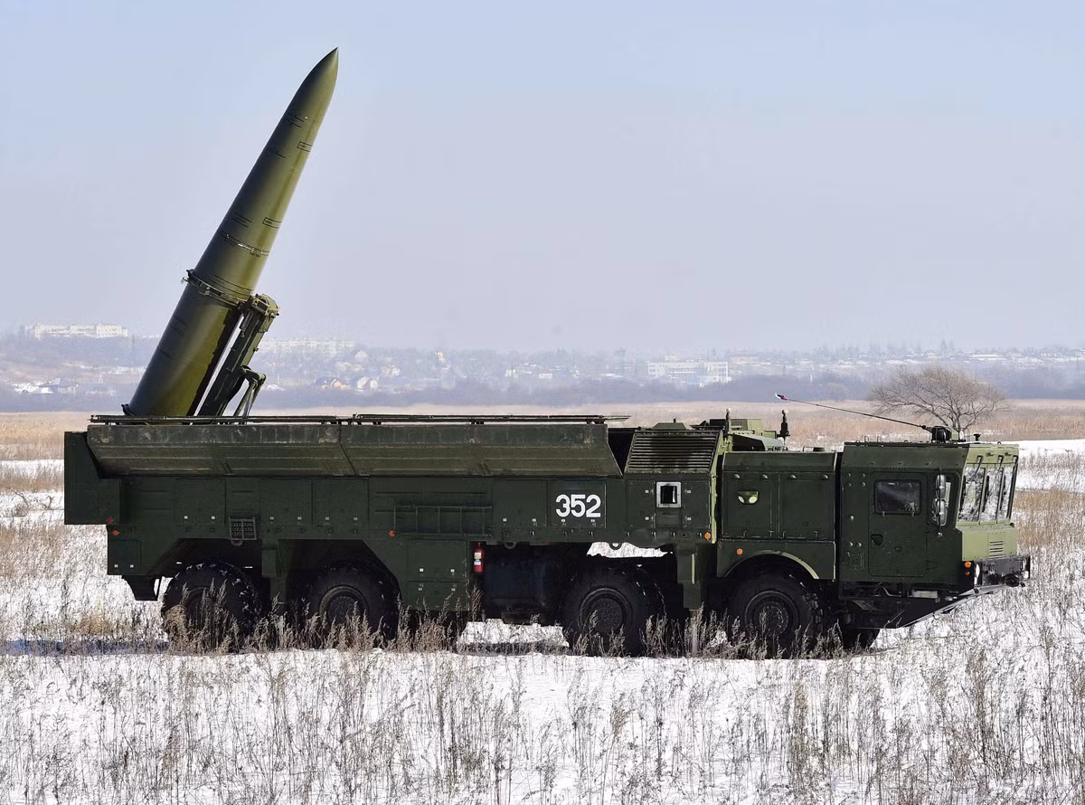 Hơn nữa, sau khi tên lửa Iskander-M được phóng đi, rất khó bị hệ thống phòng không của NATO phát hiện, do thân tên lửa nhẵn nên có thể giảm phản xạ sóng radar. Cho dù bị hệ thống chống tên lửa phát hiện, cũng khó có thể đánh chặn, do tên lửa sử dụng đường bay zích zắc, không phải là đường bay cố định như các loại tên lửa đạn đạo khác.