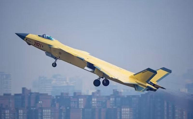 Mới đây, trang Diplomat của Australia, đã đăng bài của nhà phân tích Rick Qiao nói rằng, năng lực chế tạo J-20 hàng năm của Trung Quốc có thể lên tới gần 100 chiếc, còn máy bay tàng hình F-22 của Mỹ đã ngừng sản xuất từ lâu.