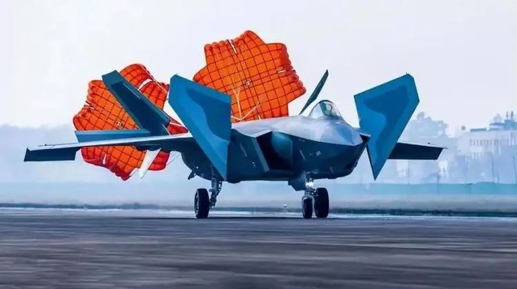 Còn mới đây, tờ Business Insider của Mỹ đã đưa tin về sự khác biệt giữa hiệu suất giữa máy bay chiến đấu J-20 của Trung Quốc với F-22 và F-35 của Mỹ. Business Insider cho rằng, dù J-20 có sử dụng động cơ cải tiến, cũng không thể sánh được với tiêm kích Mỹ?