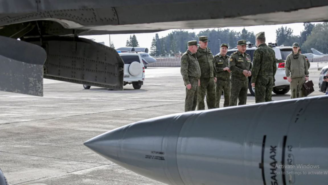 Do ma sát và lực cản của không khí, nhất là bầu khí quyển sát trái đất dày đặc, nên tên lửa đạt tốc độ càng thấp. Ngoài ra, tên lửa muốn càng chính xác thì càng phải giảm tốc độ, vì vậy tên lửa Kinzhal cũng sẽ giảm tốc ở phần cuối. Khi tiếp cận mục tiêu, tốc độ cuối cùng của tên lửa Kinzhal sẽ giảm xuống còn 3.500-3.800 km/h, tương đương với 1.050 mét/giây (khoảng Mach 3,1). 