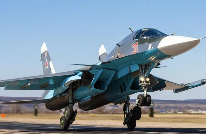 Tên lửa siêu thanh Kinzhal trước đó được phóng đi từ máy bay chiến đấu đánh chặn hạng nặng MiG-31K; nhưng giờ đây, tên lửa Kinzhal đã có một bệ phóng trên không khác, đó là máy bay tiêm kích bom Su-34.