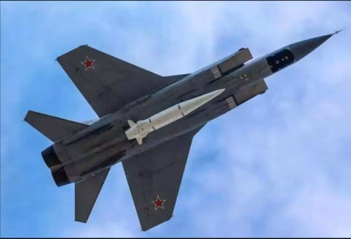 Ngay từ ngày 18/3/2022, tức là ngày thứ 25 sau khi xung đột Nga-Ukraine bùng nổ, quân đội Nga đã lần đầu tiên sử dụng tên lửa siêu thanh Kinzhal để phá hủy một kho vũ khí lớn của quân đội Ukraine ở phía tây nước này.