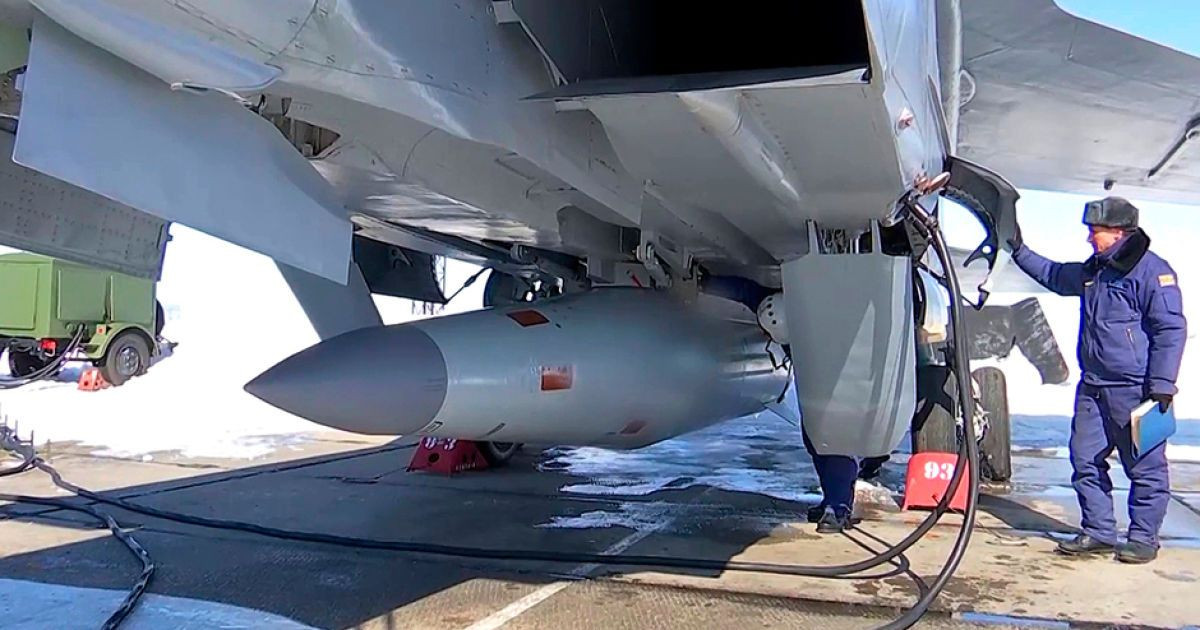 Đây là lần đầu tiên giới chức Nga xác nhận tiêm kích bom Su-34 có khả năng phóng tên lửa Kinzhal. Trước đó, Nga đã chuyển đổi tiêm kích MiG-31 thành bệ phóng tên lửa Kinzhal và đặt tên là MiG-31K. Ngoài ra, máy bay ném bom siêu âm Tu-22M3 Backfire cũng có thể phóng tên lửa Kinzhal.