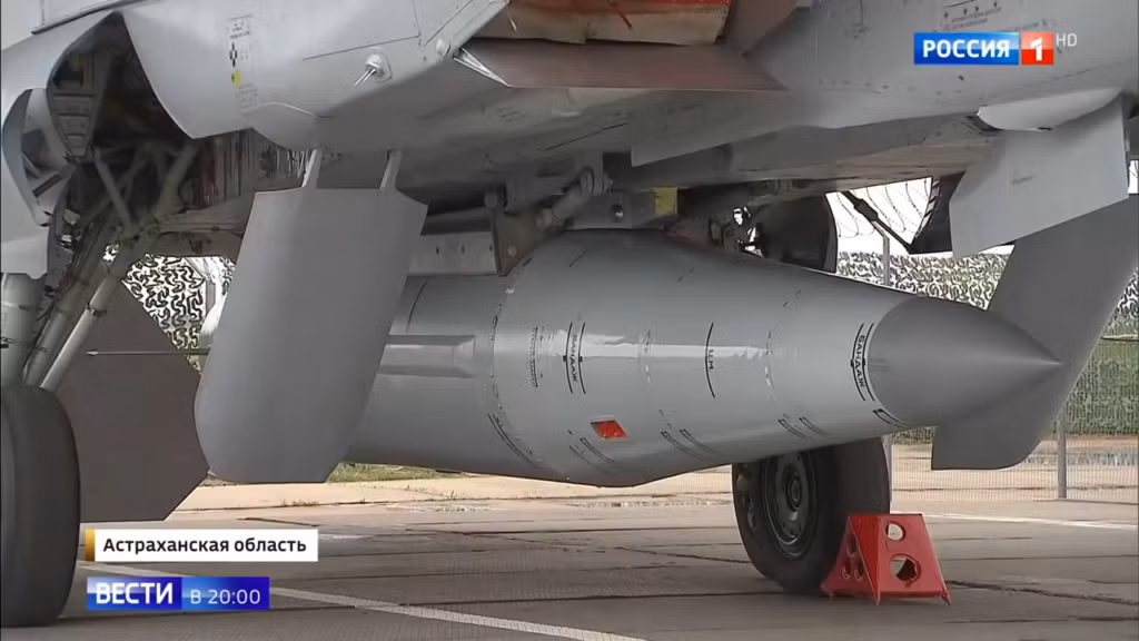 Tên lửa Kinzhal vẫn sử dụng cấu trúc khí động học thân hình trụ, đầu hình nón, có thể điều khiển và dẫn đường; phần đầu và thân tên lửa liền khối không tách rời. Theo tính toán đường đạn, với tốc độ ban đầu của máy bay tác chiến MiG-31K, tốc độ tối đa của tên lửa siêu thanh Kinzhal chỉ khoảng Mach 7. 