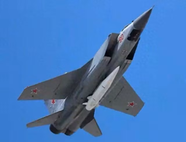 Loại tên lửa duy nhất mà Nga chưa sử dụng là tên lửa hành trình Kalibr, trước đây được phóng từ các tàu tên lửa của Hạm đội Biển Đen. Ngoài ra, Quân đội Ukraine còn phát hiện máy bay mang tên lửa MiG-31I của Nga cất cánh và có thể đã phóng tên lửa siêu thanh Kinzhal.