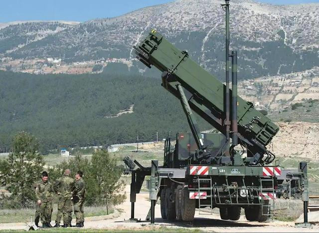 Hiện Ukraine không có nhiều tên lửa đất đối không tầm xa tiên tiến, họ chỉ có một số tiểu đoàn Patriot, chủ yếu được triển khai xung quanh Kiev. Nhưng mục tiêu tấn công của Kh-22 chủ yếu là vào Kharkov, Donbass và các thành phố phía đông sông Dnipro.