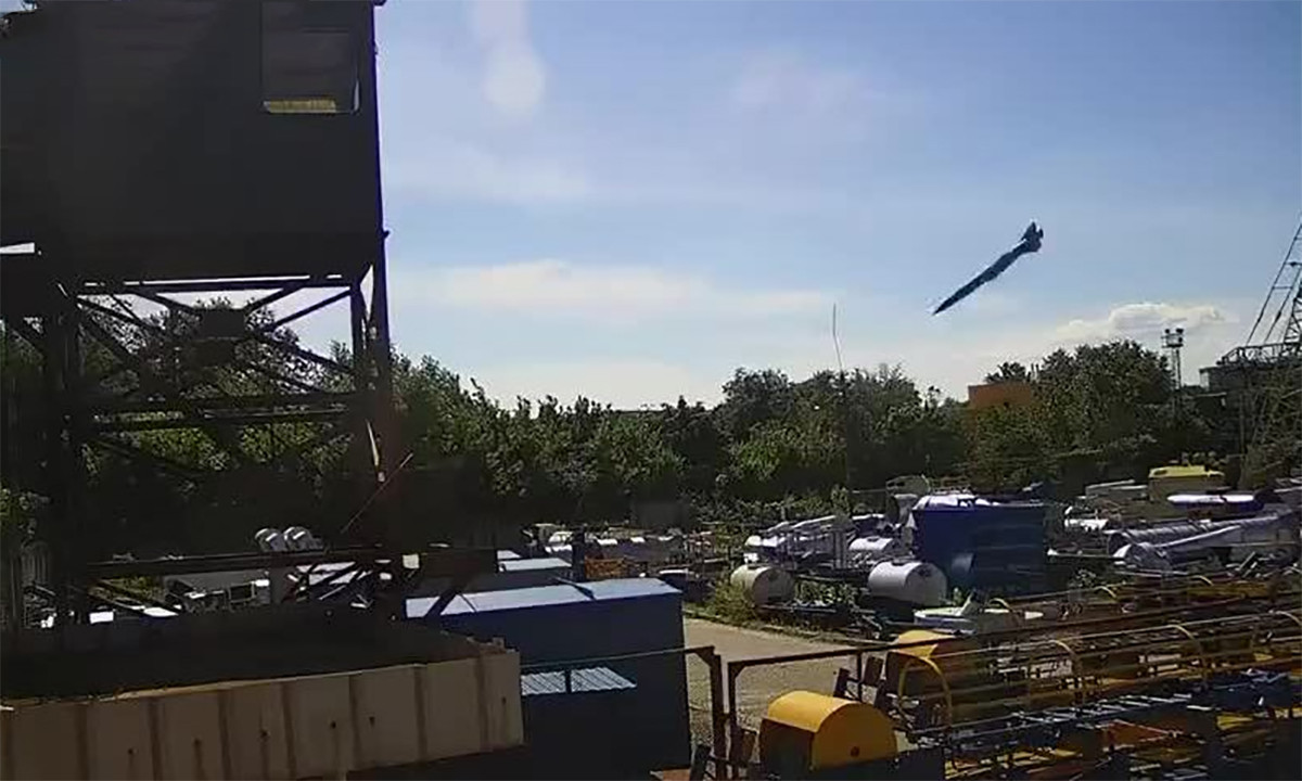 Một “thành tích” của tên lửa Kh-22 là vào tháng 6 năm ngoái, đã phá hủy trung tâm mua sắm Kremenchuk ở Ukraine khiến 22 người thiệt mạng. Sau đó, ngay những ngày đầu năm 2024, một tên lửa Kh-22 đã đánh sập một tòa nhà chung cư ở Dnieper, khiến 43 người thiệt mạng. 