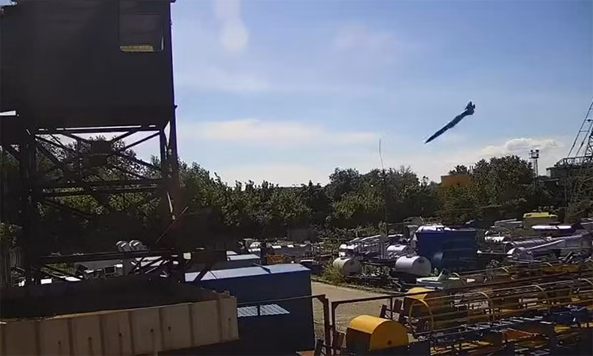 Một “thành tích” của tên lửa Kh-22 là vào tháng 6 năm ngoái, đã phá hủy trung tâm mua sắm Kremenchuk ở Ukraine khiến 22 người thiệt mạng. Sau đó, ngay những ngày đầu năm 2024, một tên lửa Kh-22 đã đánh sập một tòa nhà chung cư ở Dnieper, khiến 43 người thiệt mạng. 