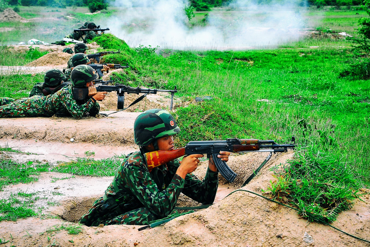 Về Lục quân, chúng ta đã sản xuất được hầu hết các loại vũ khí, khí tài, đạn dược trang bị cho sư đoàn bộ binh; sản xuất được súng tiểu liên, trung liên, súng bắn tỉa thế hệ mới; đạn pháo chiến dịch, các loại đạn chống tăng thế hệ mới; các loại khí tài quan sát, ngắm bắn ngày và đêm cho bộ binh và pháo binh,…