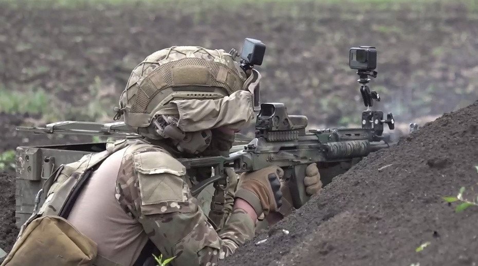 Kênh RVvoenkory đưa tin, một sĩ quan Ukraine với ký hiệu Alex viết rằng, AFU ở khu vực Kurakhovsky vẫn chưa "hoàn thành việc rút các đơn vị khỏi khu vực Uspenivka", vì Cụm Vostok của RFAF đã cố gắng bao vây toàn bộ mặt trận Kurakhove. Theo Alex, RFAF đã giành được chỗ đứng dọc sông Sukhi Yaly, bước tiếp theo sẽ cắt đường cao tốc H15 đến Kurakhove, gần làng Ulakly.