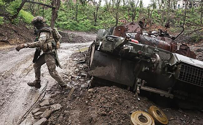 Người tù binh Ukraine nói với một phóng viên Nga: "Tôi thậm chí còn không biết đây là đâu, cho đến khi anh nói đó là thành phố Volchansk”. Có thể hình dung được hiệu quả của những người được gọi là "binh sĩ" trực tiếp bị bắt theo cách này, sau vài ngày huấn luyện đơn giản, bị đưa thẳng ra chiến trường, chính vì điều này nên tinh thần của Quân đội Ukraine hiện nay cực kỳ thấp. 