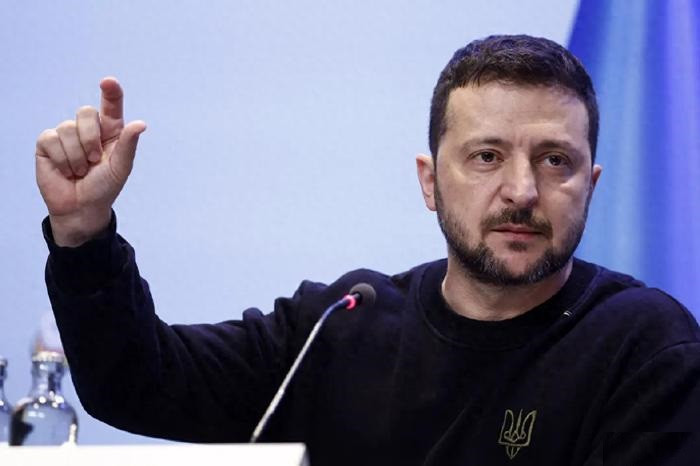 Tuy nhiên, điều trớ trêu là dù Quân đội Ukraine đã dần dần rút lui trên chiến trường, nhưng Tổng thống Ukraine Zelensky vẫn nhận được những báo cáo thành tích ảo, như Kharkov là khu vực "bất khả xâm phạm". Nhưng bây giờ, dù tăng viện tới 10 lữ đoàn, nhưng Quân đội Ukraine vẫn chưa thể đánh bật được quân Nga, mà vẫn để quân Nga chiếm thêm lãnh thổ. (Nguồn ảnh: RIA Novosti, Topwar, Ukrinform, CNN).