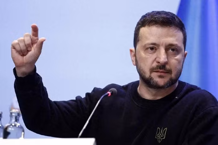 Tuy nhiên, điều trớ trêu là dù Quân đội Ukraine đã dần dần rút lui trên chiến trường, nhưng Tổng thống Ukraine Zelensky vẫn nhận được những báo cáo thành tích ảo, như Kharkov là khu vực "bất khả xâm phạm". Nhưng bây giờ, dù tăng viện tới 10 lữ đoàn, nhưng Quân đội Ukraine vẫn chưa thể đánh bật được quân Nga, mà vẫn để quân Nga chiếm thêm lãnh thổ. (Nguồn ảnh: RIA Novosti, Topwar, Ukrinform, CNN).