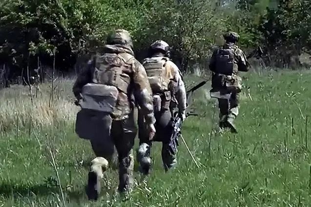 Không đủ quân số vốn đã là một “vấn đề kinh niên” đối với Quân đội Ukraine, bởi có thể thấy qua tần suất tuyển quân, tổn thất của quân Ukraine lớn hơn quân Nga rất nhiều, nên quân Ukraine cần tuyển quân nhiều hơn.