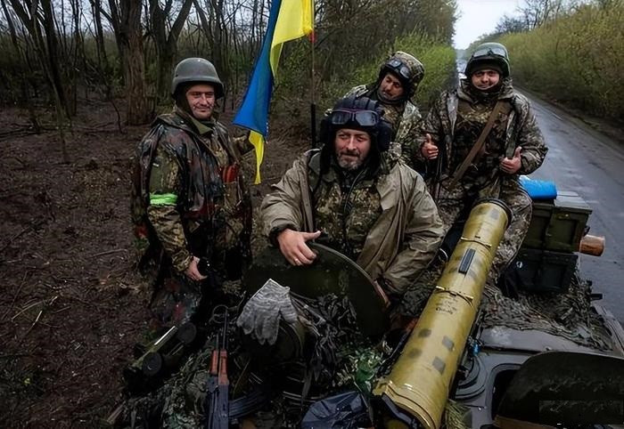 Việc phòng thủ ở đây về cơ bản được giao cho những đơn vị hạng hai của Quân đội Ukraine. Những đơn vị này được trang bị vũ khí lạc hậu, không được huấn luyện đầy đủ. Ví dụ như tù binh Ukraine ở trên đã nói, “không có quả mìn nào cả”; như vậy việc phòng thủ ở đây có thể thấy là rất lỏng lẻo.