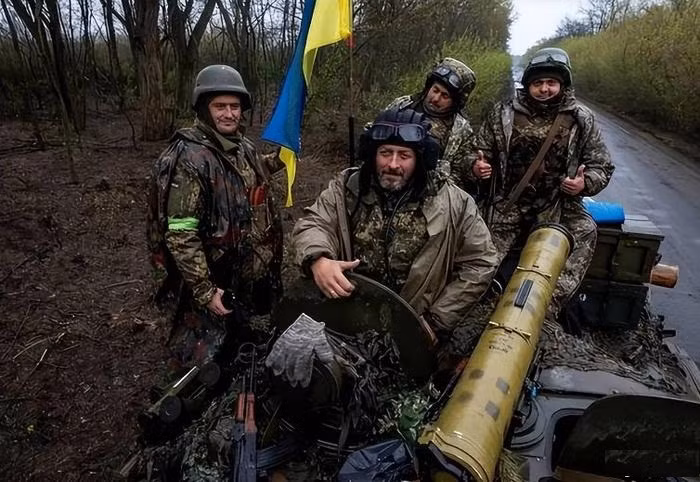 Việc phòng thủ ở đây về cơ bản được giao cho những đơn vị hạng hai của Quân đội Ukraine. Những đơn vị này được trang bị vũ khí lạc hậu, không được huấn luyện đầy đủ. Ví dụ như tù binh Ukraine ở trên đã nói, “không có quả mìn nào cả”; như vậy việc phòng thủ ở đây có thể thấy là rất lỏng lẻo.