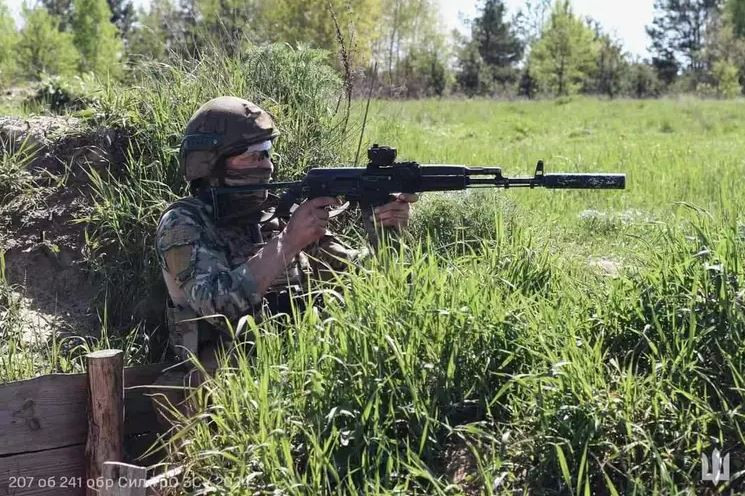 Hiện nay, để tuyển quân, Quân đội Ukraine thậm chí còn công khai "bắt thanh niên" trên đường phố rồi đưa thẳng về doanh trại. Người tù binh Ukraine được phỏng vấn này cho biết, anh ta chỉ ra ngoài mua bánh mì nhưng được người của văn phòng tuyển quân đưa lên xe tải, sau đó vài ngày thì được đưa đến chiến trường và bị Quân đội Nga bắt làm tù binh.