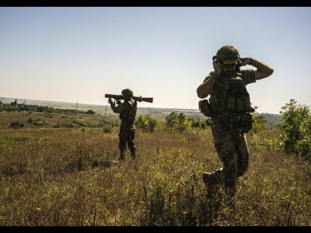 Có một số nguyên nhân chính khiến hệ thống phòng thủ của Quân đội Ukraine ở Kharkov sụp đổ. Trước hết, nguồn lực chiến tranh của Ukraine thiếu trầm trọng và đơn giản là không đủ để bảo vệ một vùng lãnh thổ rộng lớn như vậy. 