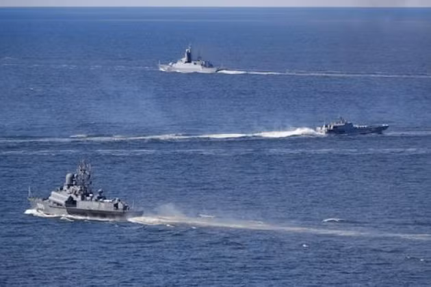 Trước đó có thông tin cho rằng, việc “hộ tống” khinh hạm Pháp FREMM Auvergne, do hai tàu chiến Nga thực hiện cùng một lúc; với thế gọng kìm bao vây như vậy, tàu chiến Nga có thể đánh chìm tàu chiến Pháp, qua đó giảm thiểu âm mưu xâm phạm lãnh hải của Nga.