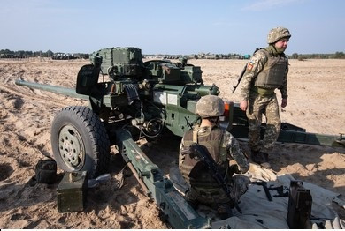 Còn theo truyền thông Ukraine, tại khu vực Kherson miền nam của nước này, Quân đội Ukraine đang tiến hành cuộc tập trận với sự tham gia của các đơn vị công binh và pháo chống tăng, được triển khai dọc theo biên giới với khu vực Crimea.