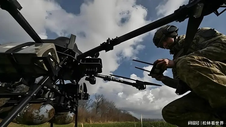 Chưa hết, một số đơn vị UAV của cụm quân Khortitsa lại còn phải tăng cường cho hướng mặt trận Toretsk, trong đó có Anton Pshenichny, chuyên gia điều khiển UAV FPV số 2 trong lực lượng không người lái AFU; nhưng đã bị hỏa lực pháo binh Nga tiêu diệt ở Toretsk. Trước đó, Pshenichny đã chịu trách nhiệm về các cuộc tấn công vào “con đường sự sống”, cung cấp cho quân Nga ở làng Kotlino (tây nam Pokrovsk). (nguồn ảnh Military Review, TASS, RT, Ukrinform, Sohu). 