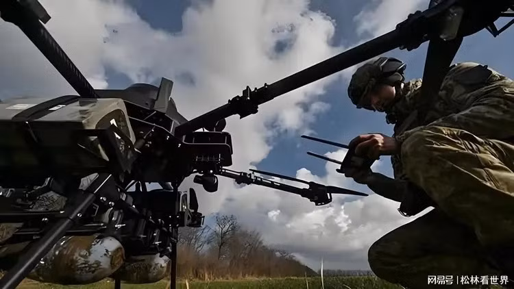 Chưa hết, một số đơn vị UAV của cụm quân Khortitsa lại còn phải tăng cường cho hướng mặt trận Toretsk, trong đó có Anton Pshenichny, chuyên gia điều khiển UAV FPV số 2 trong lực lượng không người lái AFU; nhưng đã bị hỏa lực pháo binh Nga tiêu diệt ở Toretsk. Trước đó, Pshenichny đã chịu trách nhiệm về các cuộc tấn công vào “con đường sự sống”, cung cấp cho quân Nga ở làng Kotlino (tây nam Pokrovsk). (nguồn ảnh Military Review, TASS, RT, Ukrinform, Sohu). 